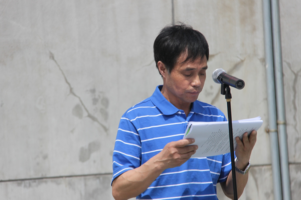 裁判长马有德宣布比赛成绩