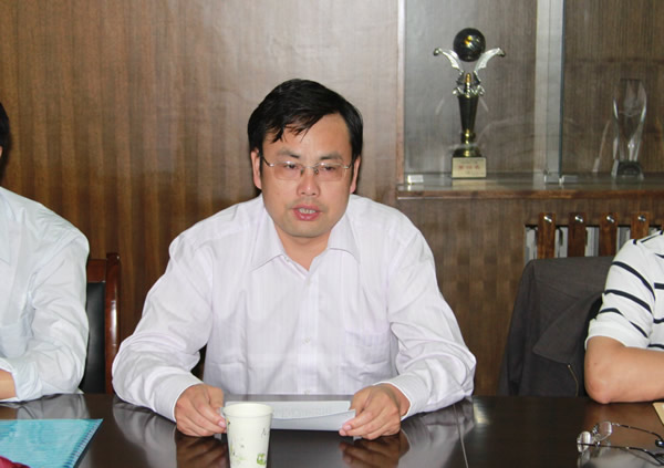 体育部主任王文博宣读候选人简介